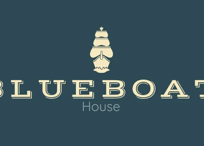 Blue Boat House - The Atlantic Breeze Назаре